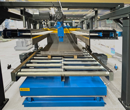 Der Hubtisch ist beim Kunden im Boden versenkt montiert. Zu sehen sind die Fingerrollen, die zur Seite fahren und das Blech auf den Stapel sinken lassen, außerdem in der Mitte der Hinteranschlag, der für präzises Ablegen sorgt. © GSW