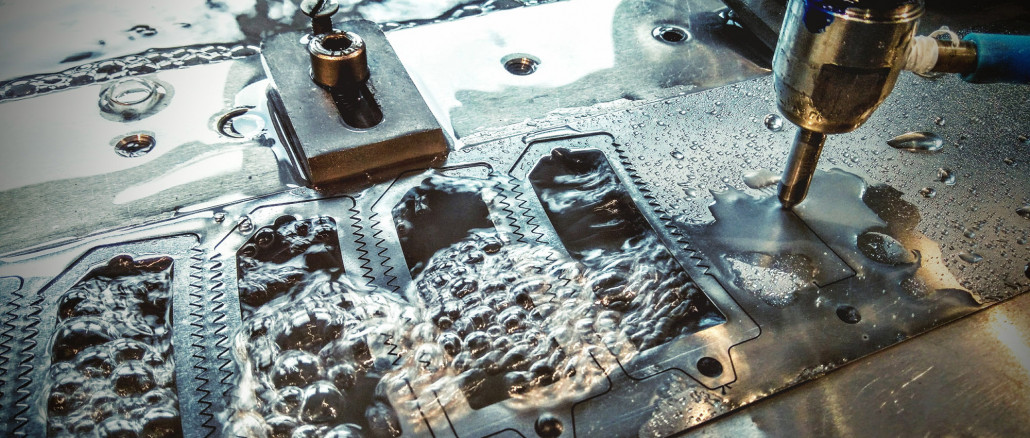 Mithilfe von feinen Hochdruck-Wasserstrahlen kann Watajet extrem harte oder empfindliche Materialien schneiden, ohne das umgebende Gefüge zu verändern.. © Mitutoyo