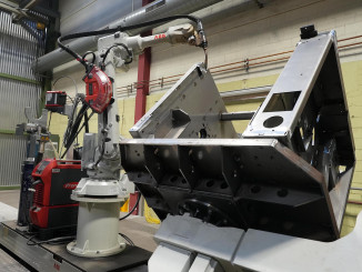 Müller Martini Manufacturing hat seinen Maschinenpark mit einer Roboterzelle von ABB erweitert, die mit bis zu neun Achsen automatisiert schweißt. © ABB