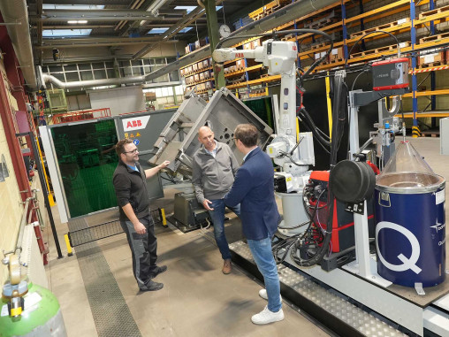 Michael Mahler, Herbert Wicki und Olivier Keck (v.l.) an der neuen Roboterzelle in Hasle, Schweiz. © ABB