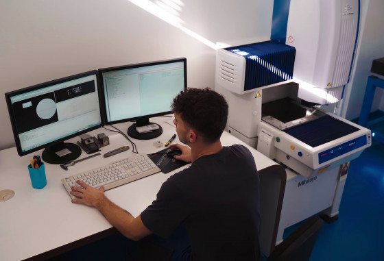 Das Messgerät Quick Vision Apex von Mitutoyo ist ein integraler Bestandteil im Produktionszyklus von Watajet. © Mitutoyo