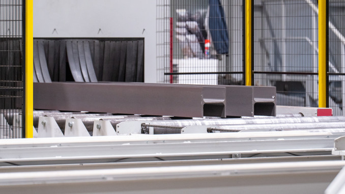 Nach dem Durchlaufen der Strahlanlage sind die Träger frei von Rost, Zunder oder losen Verschmutzungen. © Behringer