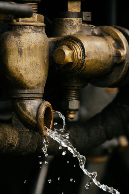Bei Wasserrohren ist der Werkstoff wichtig. Deshalb müssen zum Beispiel in den USA viele alte Bleirohre ausgetauscht werden. © Unsplash.com/Elimende Inagella