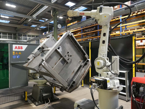 Diese massiven Stahlblech-Ständer schweißt der ABB-Roboter aktuell. © ABB