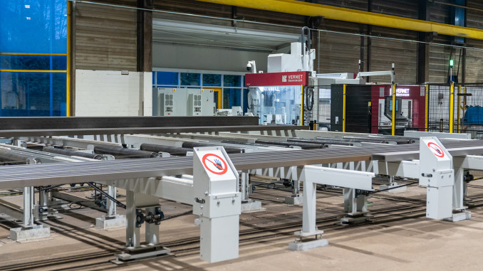 Übergabe der Stahlträger von der Strahlanlage zur HDX-Bohranlage von Vernet Behringer. Optional können die Träger im vorderen Bereich ohne weitere Bearbeitung ausgeschleust werden. © Behringer