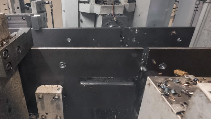 Bearbeitungsbeispiel: Bohren, Fräsen und Langlochfräsen beziehungsweise Ausklinken. © Behringer