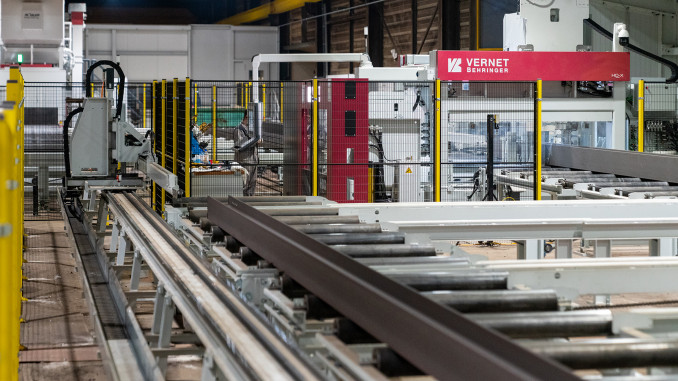 Übergabe- bzw. Pufferbereich zwischen dem Profilbearbeitungszentrum HDX und der Gehrungsbandsäge HBE610-1256G. © Behringer