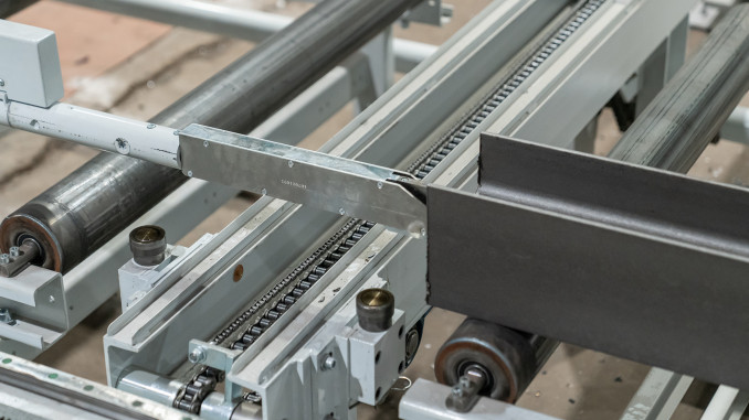 Der robuste Greifer vermisst den Stab und verfährt in positionsgenau in die Säge. © Behringer