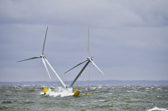 Die Windkraftanlage Nezzy² (1:10 Modell) von EnBW und Aerodyn schwimmt stabil auch bei Sturm – und die Stromkabel schwimmen mit. ©Jan Oelker
