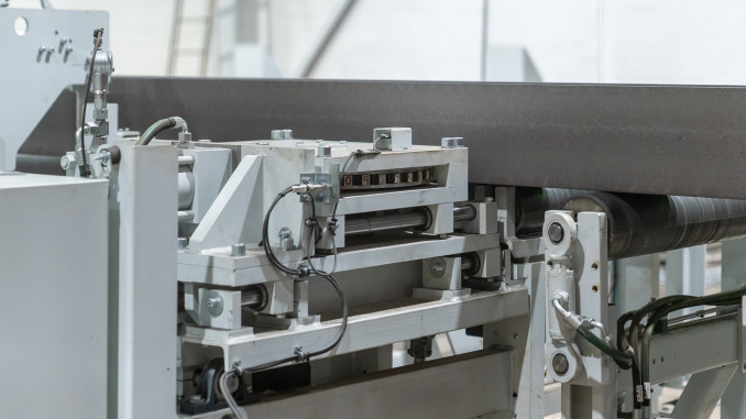 Eine Typenrad-Prägeeinheit markiert den Träger mit Buchstaben und Ziffern, um zum Beispiel die Auftragsnummer mitzugeben. © Behringer