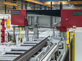 Die Bandsäge HBE610-1256G sorgt für automatische Gehrungsschnitte mit einem Arbeitsbereich bis 610 × 1.250 mm. © Behringer