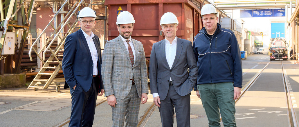 The Benteler management with (from left) Thomas Michels (COO, Benteler Steel/Tube), Tobias Braun (CFO, Benteler Group), Ralf Göttel (CEO, Benteler Group), Daniel Thewes (Plant Manager of the Schloß Neuhaus and Paderborn plants, Benteler Steel/Tube) are campaigning for Paderborn. © Benteler