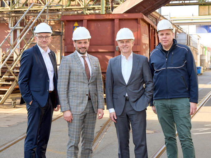 Die Benteler-Führung mit (v.l,) Thomas Michels (COO, Benteler Steel/Tube), Tobias Braun (CFO, Benteler Gruppe), Ralf Göttel (CEO, Benteler Gruppe), Daniel Thewes (Werksleiter Werke Schloß Neuhaus und Paderborn, Benteler Steel/Tube) macht sich für Paderborn stark. © Benteler