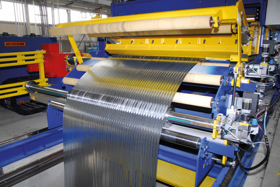 Mit der Präzisionslagerung der Messerwellen schneiden die Längsteilscheren von GEORG auch bei einer hohen Anzahl von Streifen präzise und gratarm. © Georg