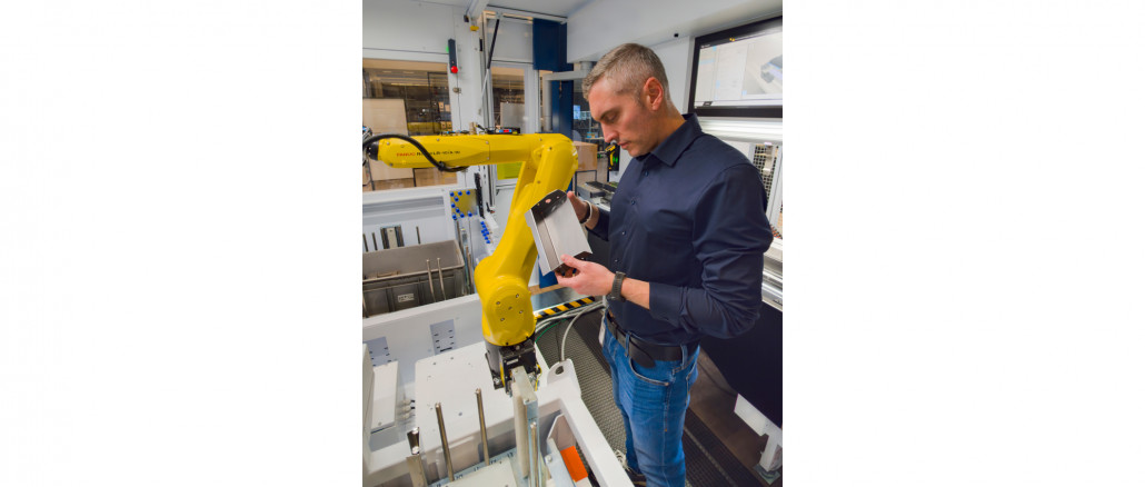 "In the cell": Marc Unger, Operations Manager at Blechnext, checks the sheet metal part that has been automatically folded using the robot arm in the bending cell. © Blechnext
