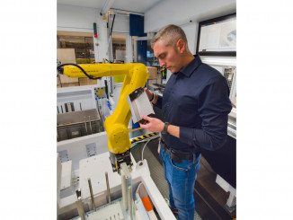 "In the cell": Marc Unger, Operations Manager at Blechnext, checks the sheet metal part that has been automatically folded using the robot arm in the bending cell. © Blechnext
