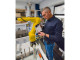 „In der Zelle“: Marc Unger, Operations Manager bei Blechnext, überprüft das mithilfe des Roboterarms in der Biegezelle automatisiert abgekantete Blechteil. © Blechnext