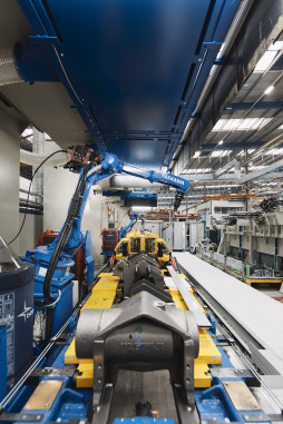 Whether sheet metal or other components: The two Motoman AR2010 industrial robots tack and weld them automatically. © Liebherr