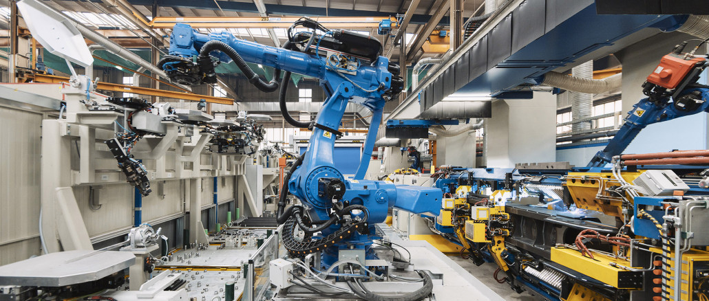 The welding robots are operated by a Motoman GP600 handling robot, which is mounted on a floor track. © Liebherr