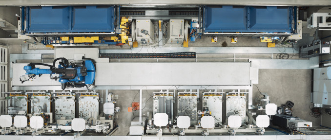 The system concept combines four workstations: two welding stations (top in the picture) and two handling areas (center and right outside the picture area). © Liebherr