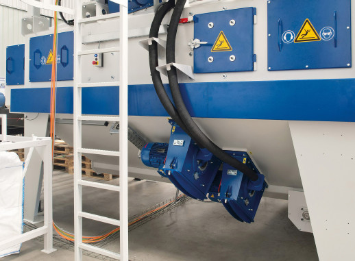 The blasting performance and positioning of the six turbines - three at the top, three at the bottom - ensure that the blasting result is also achieved with low-wear, round abrasive. © Schottel
