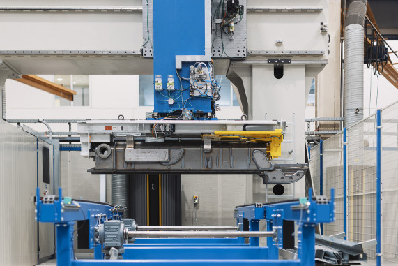 The finished parts are discharged via a separate handling gantry equipped with a special universal gripper. © Liebherr