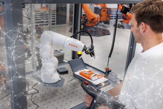 In future, robots will no longer do what they are programmed to do, but will recognize and implement the user's wishes themselves. © Kuka