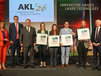 Sie freuen sich über den Awardgewinn (von links). Kristina zur Mühlen (Moderatorin), Dr. Claus Schnitzler, Ulrich Berners (beide Vorstand AKL), Dr. Anne Michel, Romina Villella, Daniel Bold, Dr. Tobias Dyck (alle 4Jet Microtech) und Dr. Markus Kogel-Hollacher (Geschäftsführer AKL). © Fraunhofer ILT/Andreas Steindl