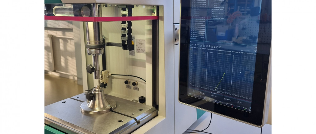 During the production of the grease nipple, the assembly press takes over the flanging, shows the path and measures the force. © Tox Pressotechnik