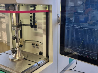 During the production of the grease nipple, the assembly press takes over the flanging, shows the path and measures the force. © Tox Pressotechnik
