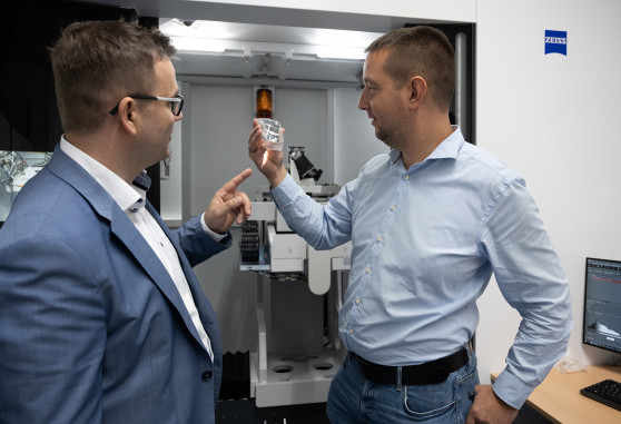 Bernhard Voglauer (left) and Martin Janisch use the Zeiss Metrotom computed tomography scanner to ensure the quality of their products. © Zeiss