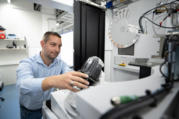 What does the component look like on the inside? A CT scan will reveal the answer to Martin Janisch. © Zeiss