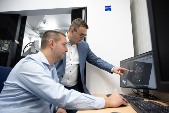 Martin Janisch (left) and Bernhard Voglauer fine-tuning an X-ray scan with the Zeiss Metrotom OS. © Zeiss