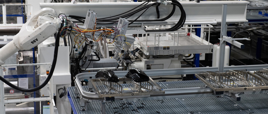 The production of ZKW lighting systems must be precise to the micrometer. For quality assurance, the company therefore relies on Zeiss.  © Zeiss