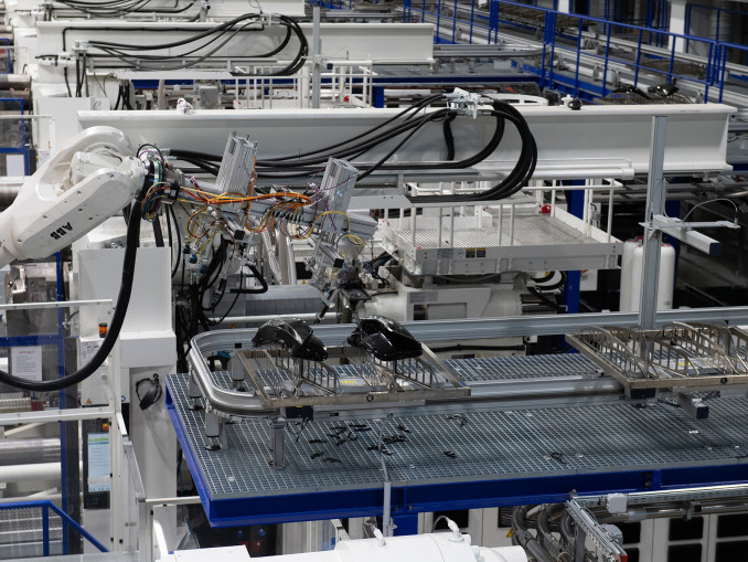 Die Produktion von ZKW-Lichtsysteme muss auf den Mikrometer genau arbeiten. Zur Qualitätssicherung setzt das Unternehmen deshalb auf Zeiss. © Zeiss