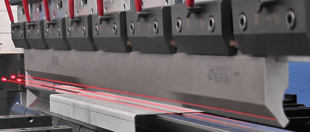 Das System Akas 5 sorgt mithilfe von Lasern für Sicherheit beim Abkanten. © Fiessler