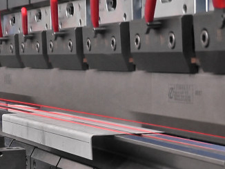 Das System Akas 5 sorgt mithilfe von Lasern für Sicherheit beim Abkanten. © Fiessler