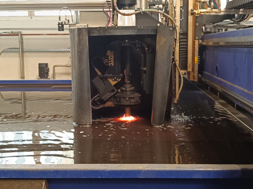 The Skew Rotator Infinity, a plasma beveling unit capable of infinite rotation, enables underwater bevel cuts. © Messer Cutting Systems