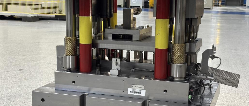 Example of installing a press-fit head into a pressing tool. © Arnold Umformtechnik