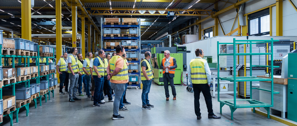Bei der Betriebsbesichtigung am Meusburger-Hauptsitz in Wolfurt erhielten die Teilnehmer Einblicke in die Produktion und die Fertigungsprozesse. © Meusburger
