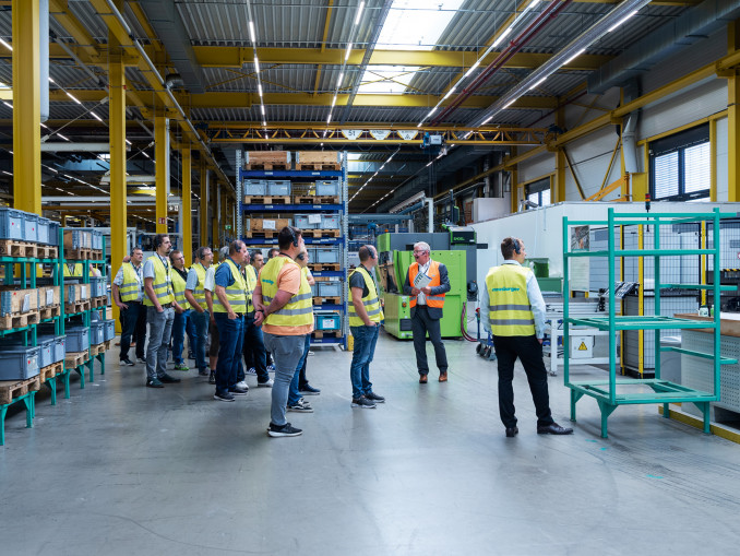 Bei der Betriebsbesichtigung am Meusburger-Hauptsitz in Wolfurt erhielten die Teilnehmer Einblicke in die Produktion und die Fertigungsprozesse. © Meusburger