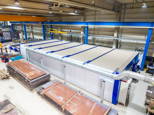 Die Laserschneidanlage verfügt über einen Wechseltisch mit einer Bearbeitungsfläche von 2.500 × 9.000 mm. © Microstep Europa