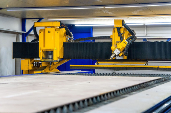 Auf der Portalbrücke der Laseranlage ist neben einem 3D-Fasenaggregat zur Schweißnahtvorbereitung auch eine Einheit zum Bohren, Senken und Gewinden installiert. © Microstep Europa