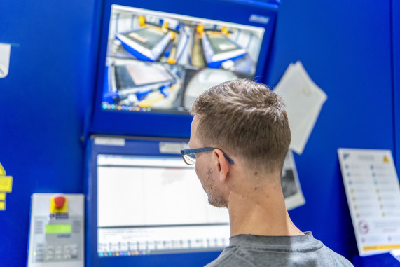 Das Microstep-Steuersystem kann per Tastatur und 24"-TFT‑Touchscreen bedient werden und wurde durch einen Monitor zur Anzeige von Livebildern im Innenraum erweitert. © Microstep Europa