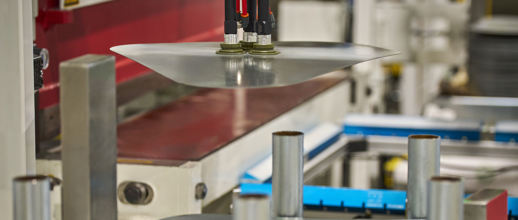 Automatisierte Zufuhr der Stahlschrott-Platinen zur Schneidanlage © Beneva
