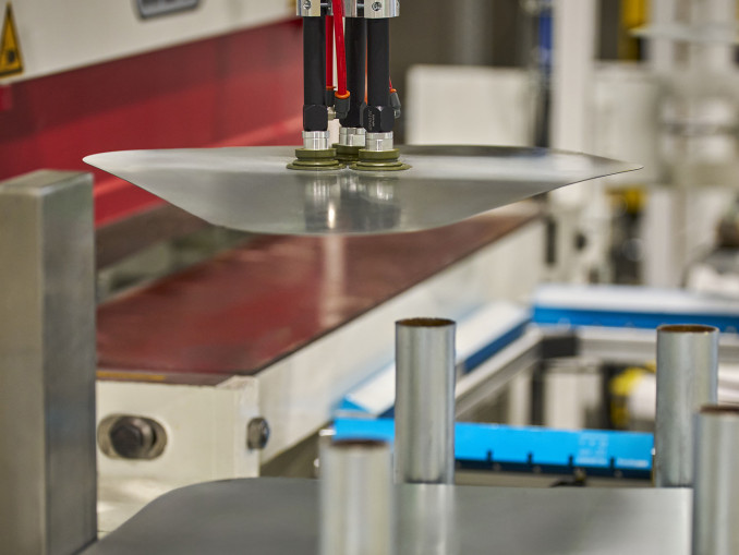 Automatisierte Zufuhr der Stahlschrott-Platinen zur Schneidanlage © Beneva