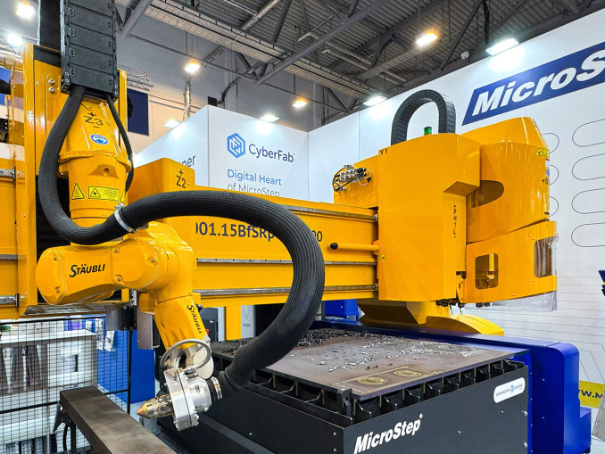 Das neue robotergestützte 3D-Schneidsystem von Microstep ermöglicht eine adaptive Höhenregelung im dreidimensionalen Raum. © Microstep