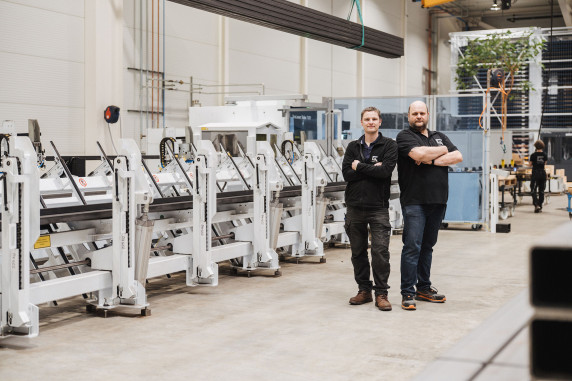 Peter Götzl (left) and his plant manager, Robert Walberer, keep a close eye on all operations. © Trumpf