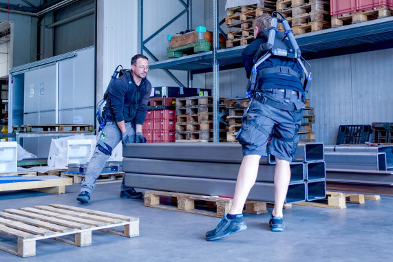 Schwere Blechteile lassen sich mit dem Rumpfbeuge-Exoskelett Nexo Pro leichter von Hand bewegen. © Schmalz